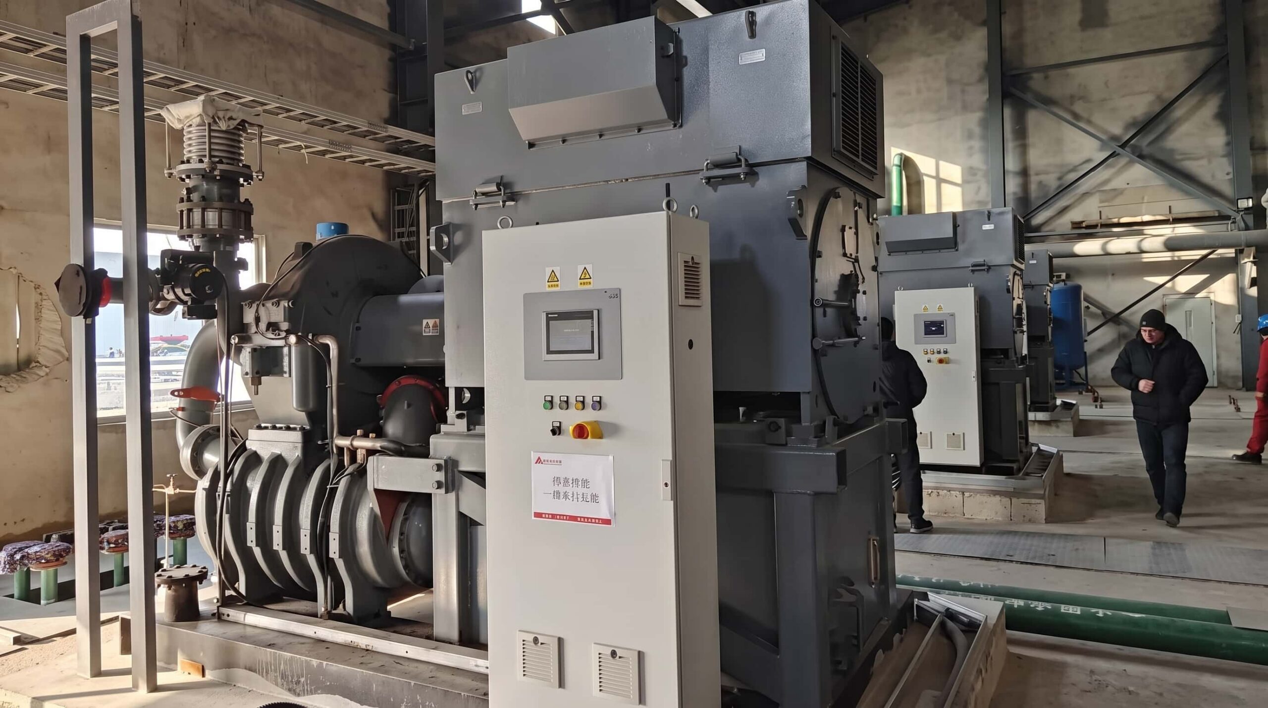 Industrial installation of SIND centrifugal and screw compressors in a compressed air station